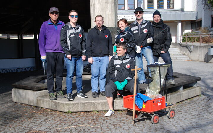 Eine Gruppe von Vereinsmitgliedern der Turngemeinde Landshut posiert 2017 bei einer Aufräumaktion im Freien.