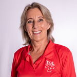 Eine Frau in einem roten TGL-Shirt lächelt in die Kamera, repräsentiert den Sportverein Turngemeinde Landshut.