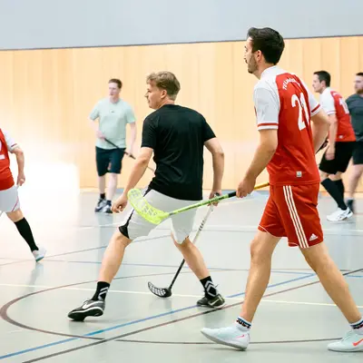 Spieler der Turngemeinde Landshut messen sich in einem spannenden Hallen-Floorball-Match des Vereins.