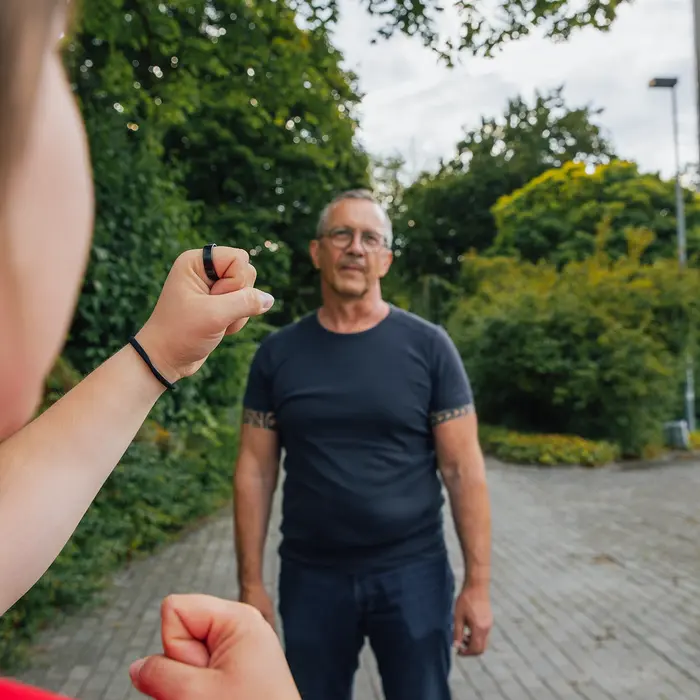 Ein Mann in schwarzem T-Shirt steht einem anderen mit geballten Fäusten gegenüber, im Grünen von Landshut.