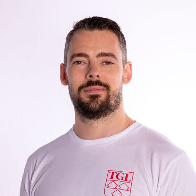 Ein Trainer im TGL-Shirt präsentiert stolz seine Zugehörigkeit zum Sportverein der Turngemeinde Landshut.