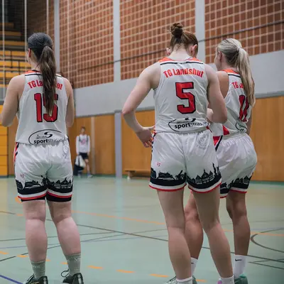 Basketballspielerinnen des TG Landshut trainieren in der Halle, während sie sich auf ein Spiel des Vereins vorbereiten.
