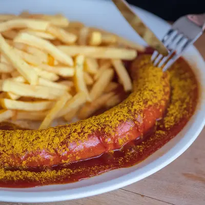 Ein Teller mit Currywurst und Pommes erinnert an gesellige Abende im Sportverein von Landshut.