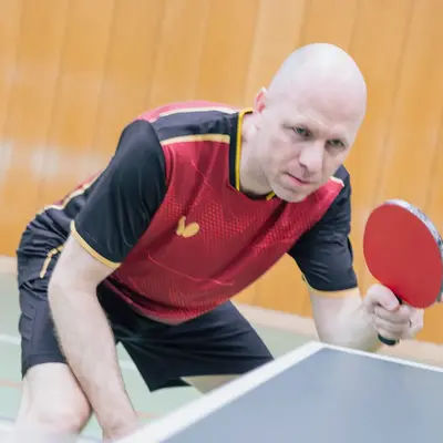 Ein Tischtennisspieler des Turnvereins Landshut konzentriert sich intensiv auf den nächsten Schlag.