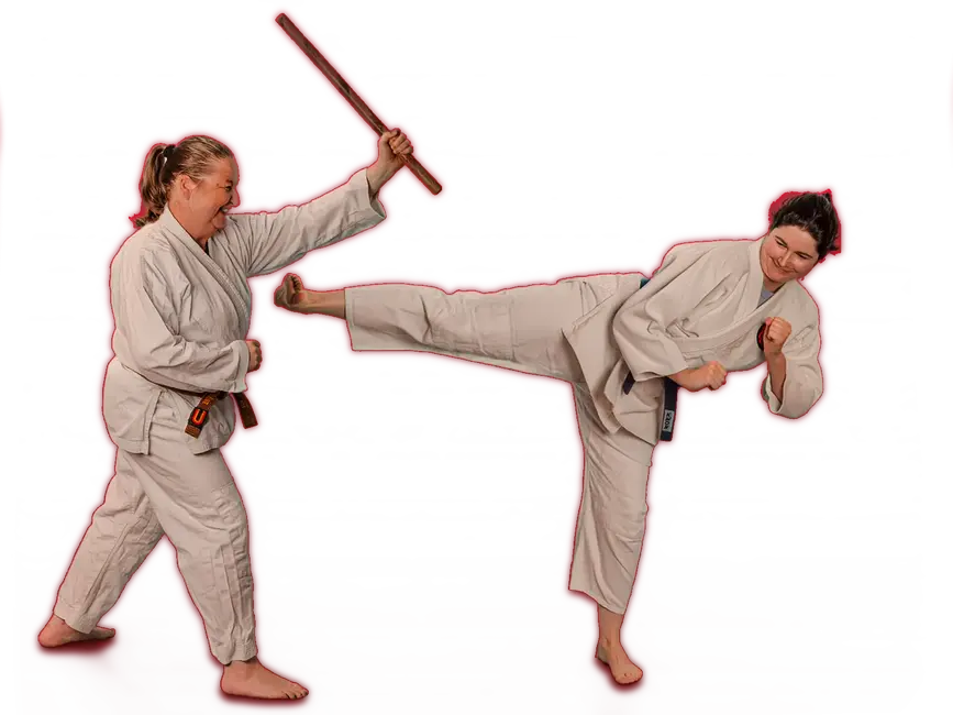 Zwei Frauen in Ju-Jutsu-Kleidung trainieren Kampftechniken beim Turngemeinde Landshut Verein vor rotem Hintergrund.