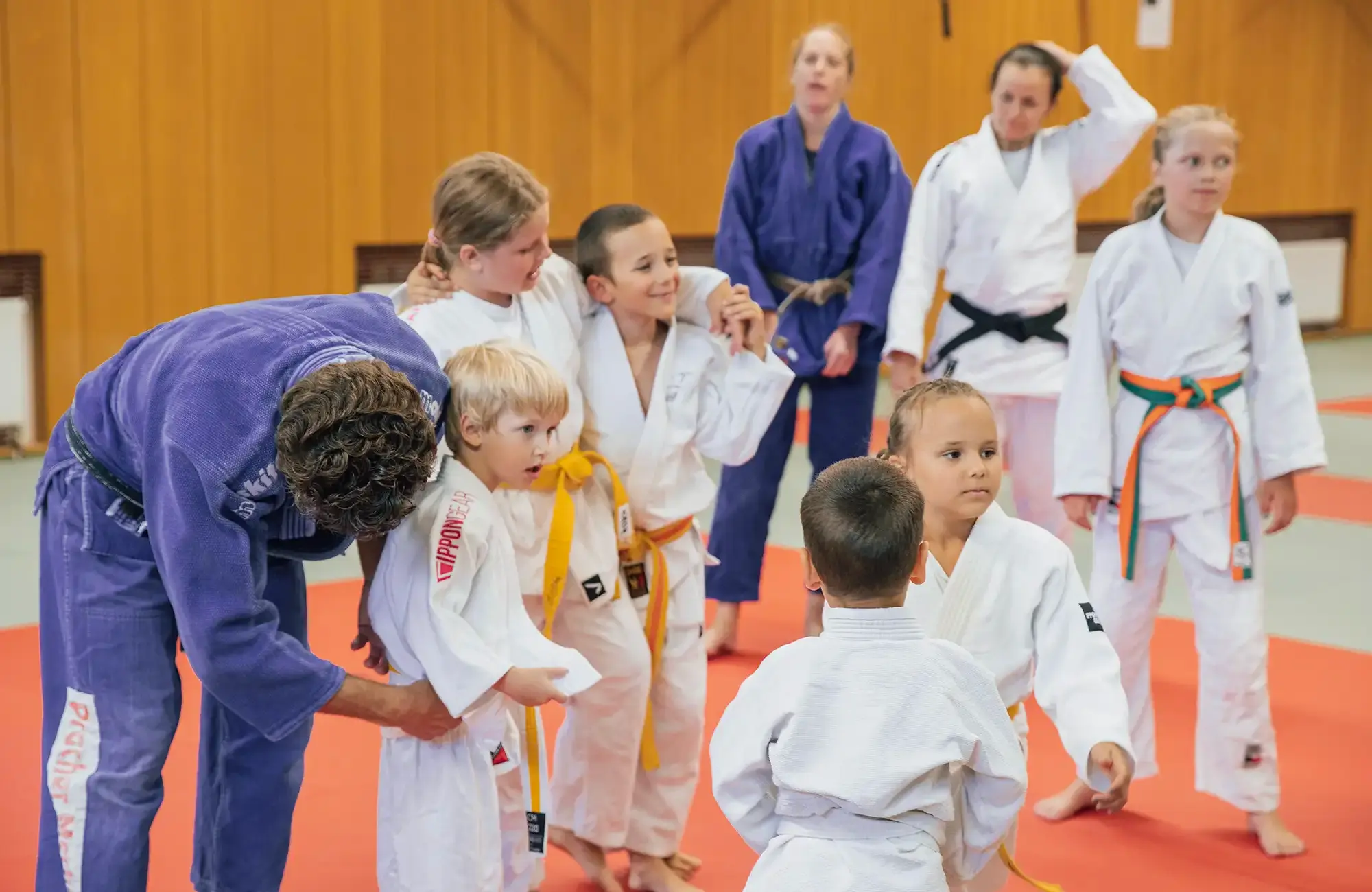 Kinder beim Judo-Training im Turngemeinde-Sportverein Landshut, betreut von einem Trainer auf der Matte.