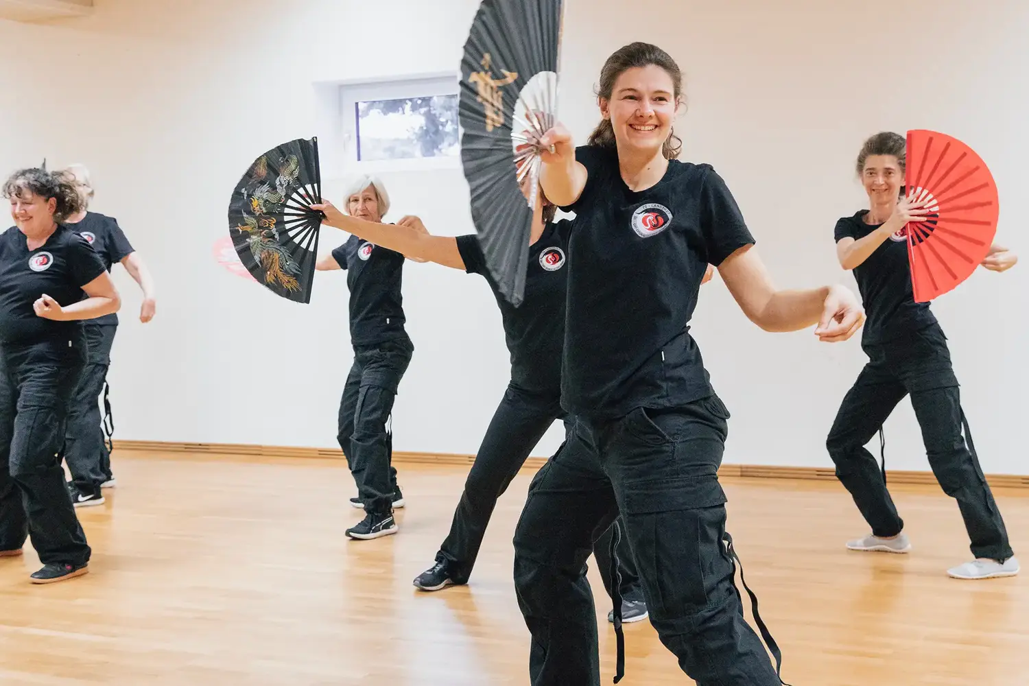 Die Tai-Chi-Übungsgruppe beim Training in einer der Hallen der Turngemeinde Landshut.