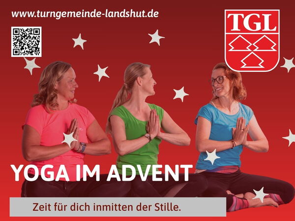 Drei Frauen praktizieren Yoga beim Adventsangebot der Turngemeinde Landshut, umgeben von festlichen Sternen und Kerzen.
