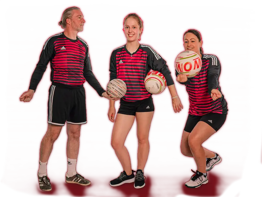 Eine Gruppe von fünf Personen in TGL-Trikots posiert mit Faustbällen, repräsentierend den Sportverein Turngemeinde Landshut.