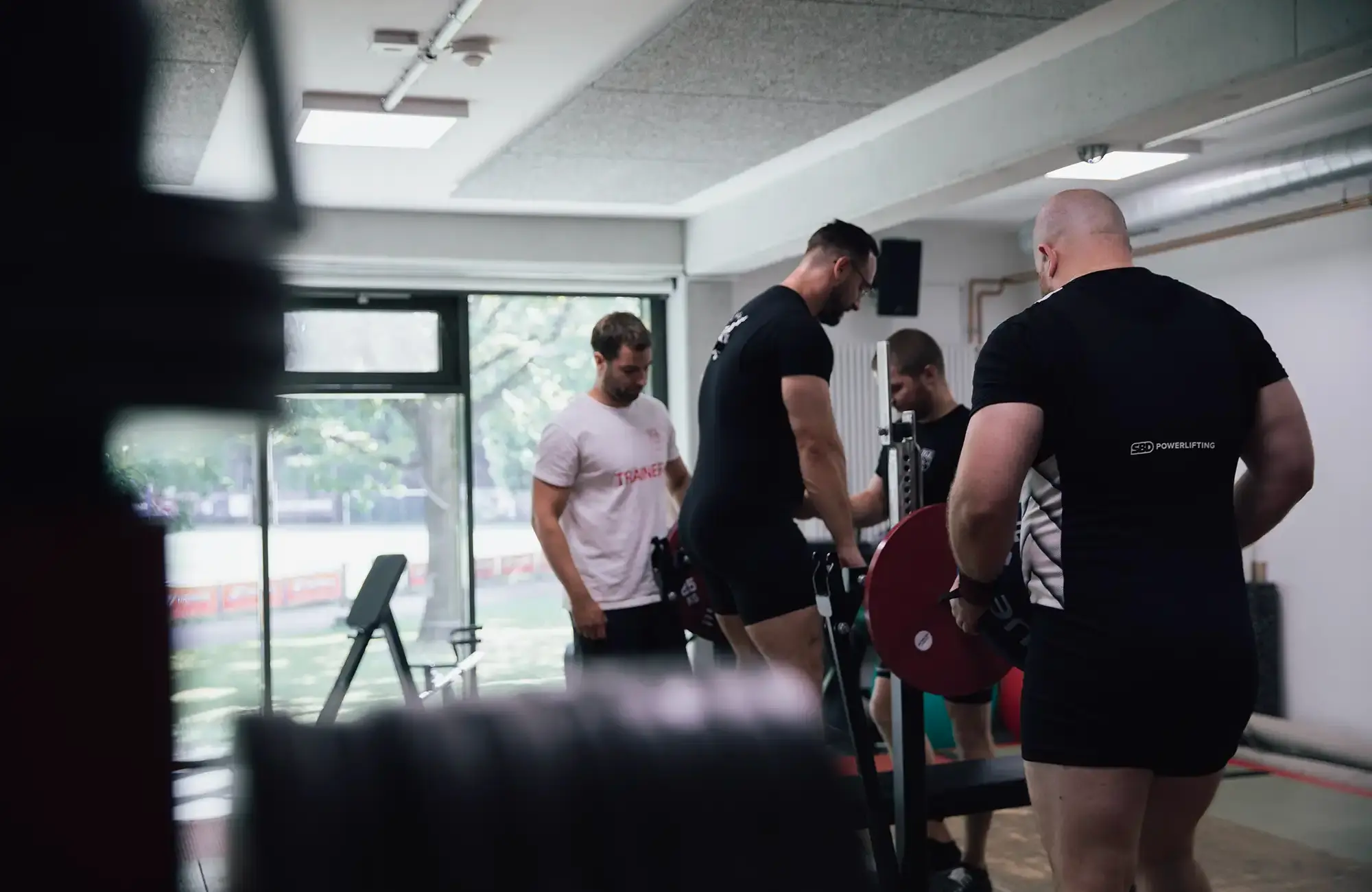 Mehrere Männer trainieren intensiv in einem Fitnessstudio der Turngemeinde Landshut.