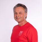 Ein Mann in einem roten T-Shirt mit TGL-Logo repräsentiert die Turngemeinde Landshut.