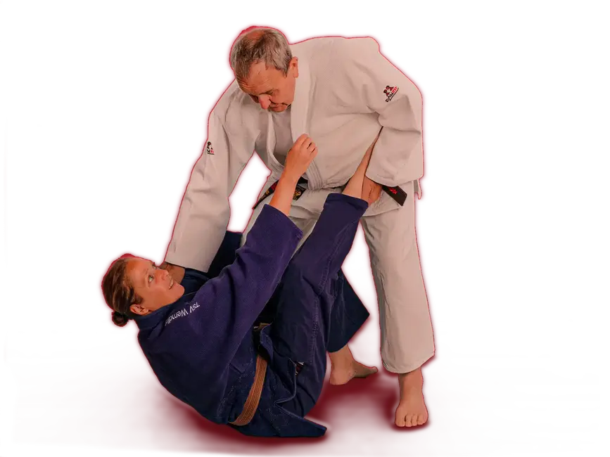 Zwei Judokas üben eine Wurftechnik auf der Matte des Turngemeinde Landshut Sportvereins.