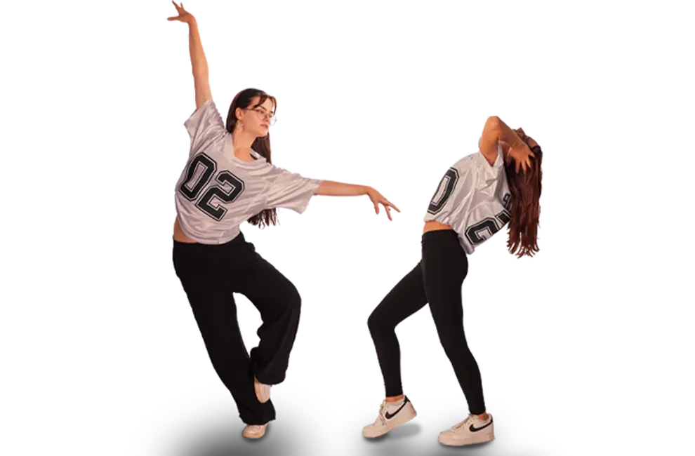 Zwei Frauen tanzen in lässigen Sportoutfits, was an die Turngemeinde Landshut und ihre dynamischen Vereinsaktivitäten erinnert.