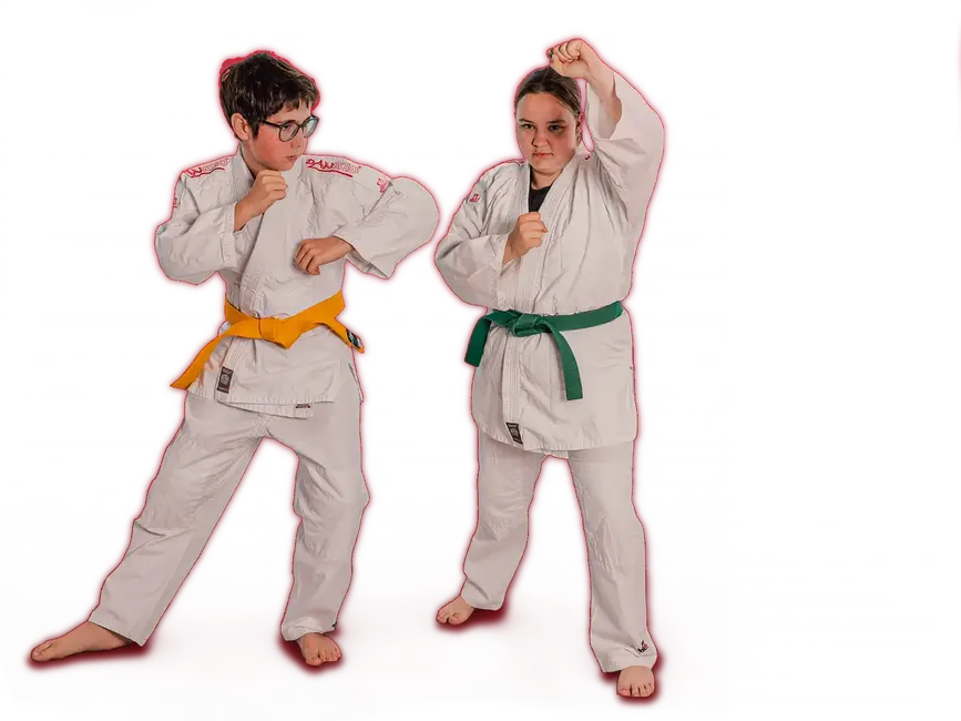 Zwei Kinder in Ju-Jutsu-Anzügen üben Kampftechniken, gefördert vom Sportverein Turngemeinde Landshut.