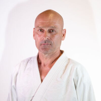 Ein Mann im Aikido-Gi präsentiert stolz seine Kampfkunst im Sportverein der Turngemeinde Landshut.