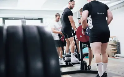 Sportler der Turngemeinde Landshut bereiten sich im Fitnessstudio auf ein Powerlifting-Training mit Gewichten vor.