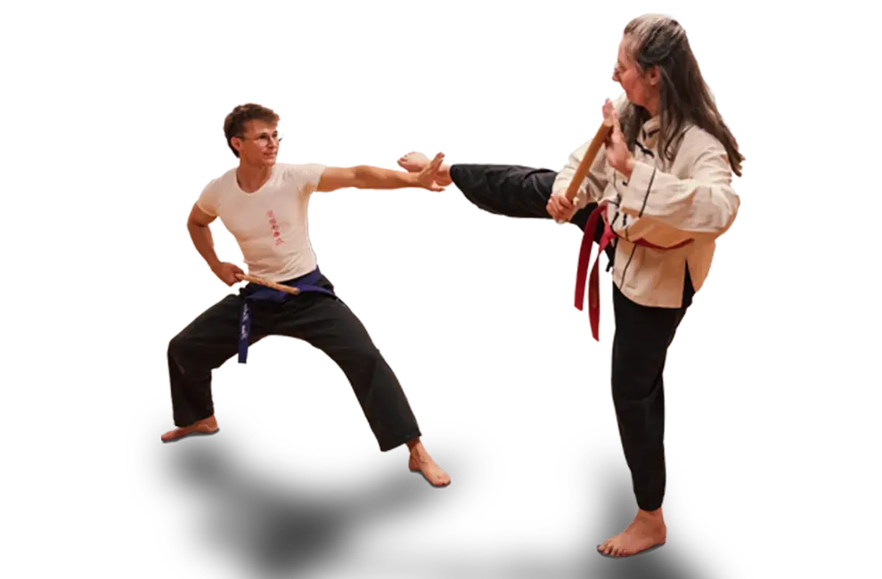 Zwei Personen üben Kung-Fu-Techniken bei der Turngemeinde Landshut, wobei einer einen Tritt abwehrt.
