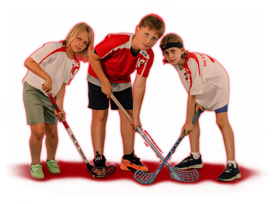 Drei Jungen in Sportkleidung spielen Floorball und vertreten die Turngemeinde Landshut mit ihren Schlägern.