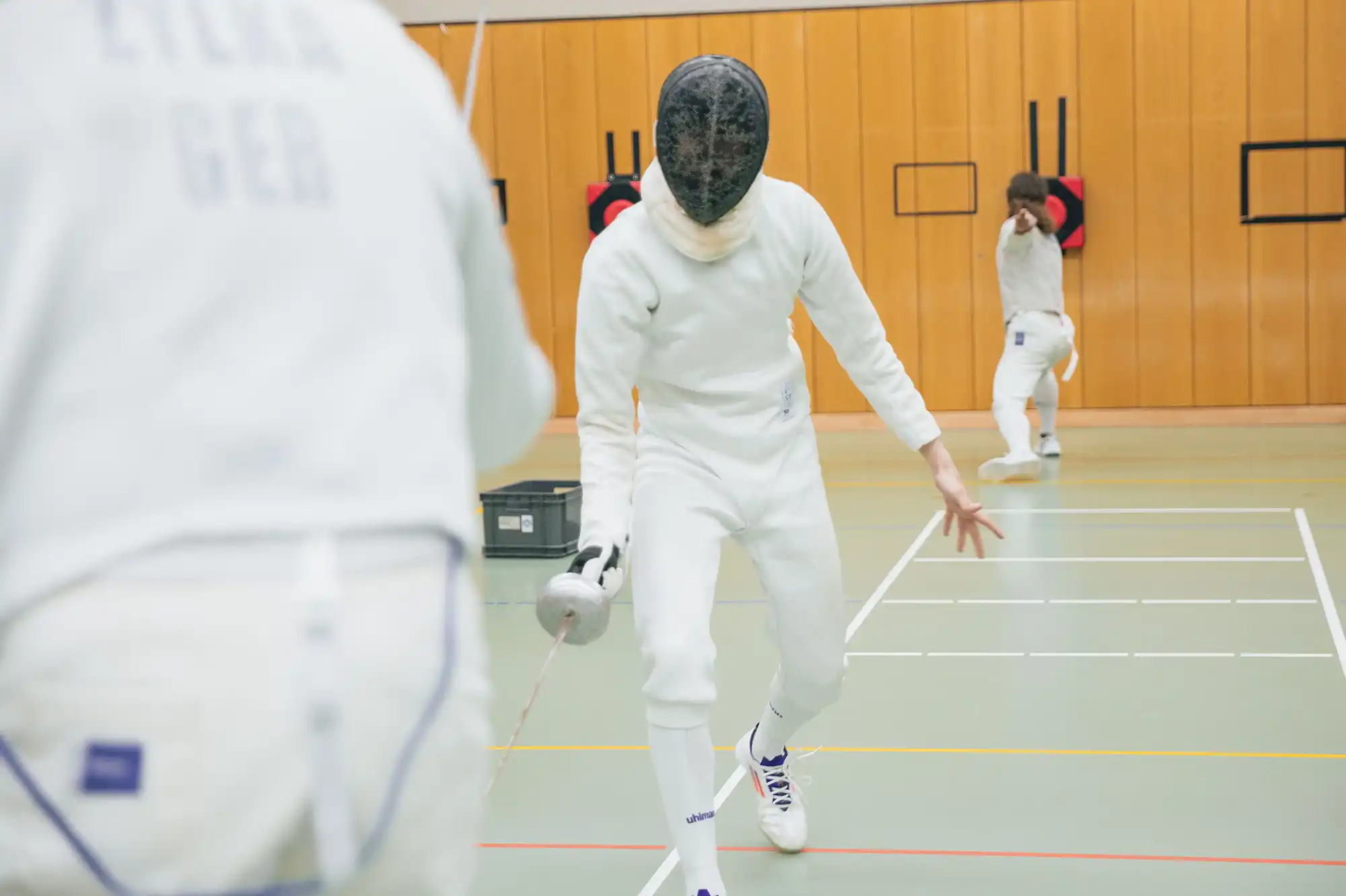 Ein Fechter des Vereins Turngemeinde Landshut übt mit einem Partner in der Halle.