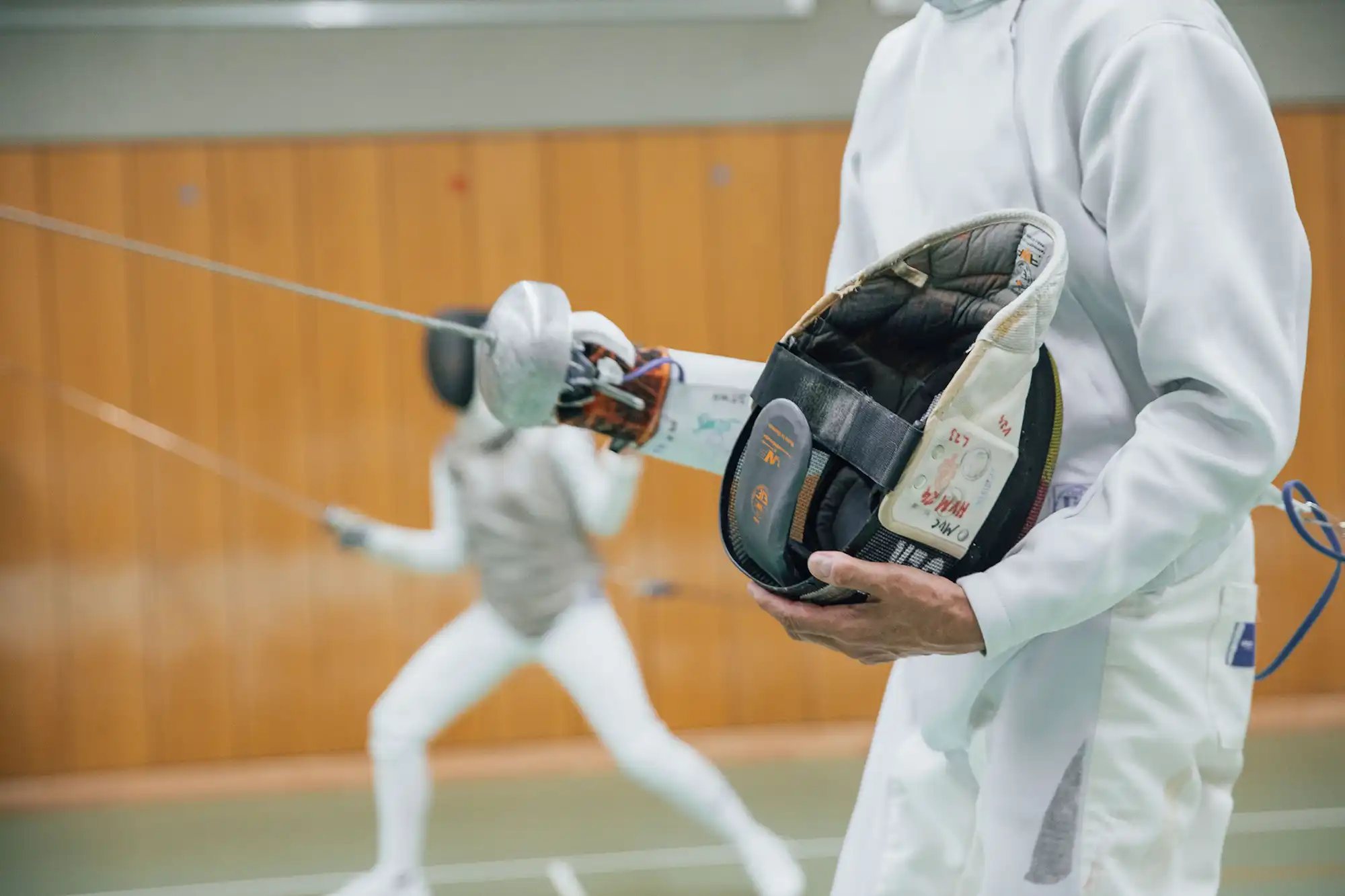 Ein Fechter der Turngemeinde Landshut trainiert mit Fokus auf Technik und Präzision im Vereinsraum.