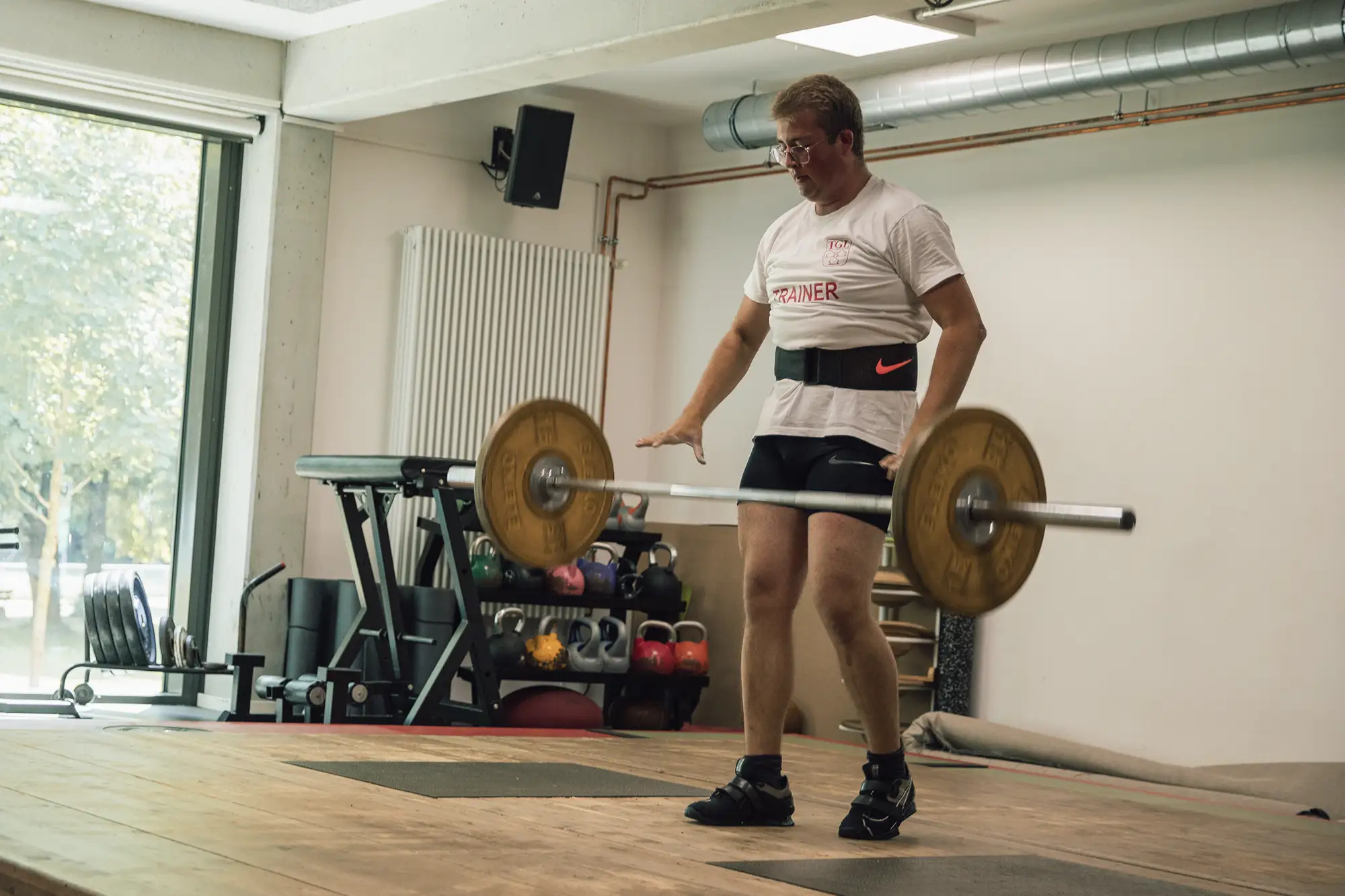 Ein Mann hebt im Fitnessstudio der Turngemeinde Landshut eine Langhantel an.